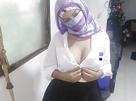 Real Hot Arab Mummy In Motor coach Outfit Masturbates And Squirts To Orgasm In Niqab While Pinch pennies Away