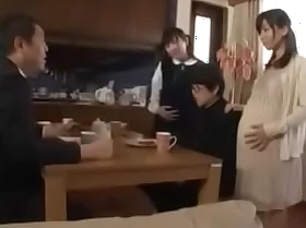 Семья трахает японскую маму, папу, сестру и меня - веселая семейная сучка