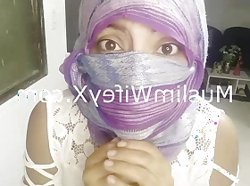 Sexy Horny MILF IN Hijab Niqab Muslim Arab Jerks Gushy Splashing Pussy On Live Webcam