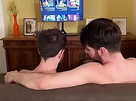 Assistindo TV com um amigo