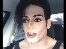 Michael Jackson fugindo da policia enquanto fode a cena