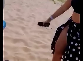 Casal Amador seduzindo vendedor na praia/ sexo amador