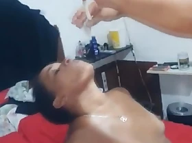 ENGOLINDO A PORRA DA CAMISINHA PORRA QUENTE E BEIJANDO A  VAGABUNDA