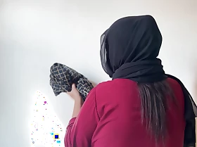 HIJAB Lovemaking - Curvaceous Muslim Real Live-in lover Fucked By Home Owner While This babe Cleaning Bed Room (Big Ass Live-in lover Lady-love in Saudi Arab)