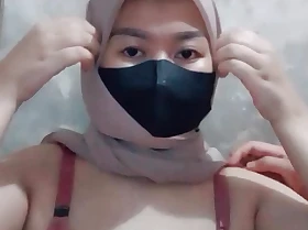 Sizzling Indonesian hijab asks nigh be fucked