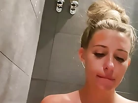 Squirt and Pussy Licking in Bathroom for Skinny Girl