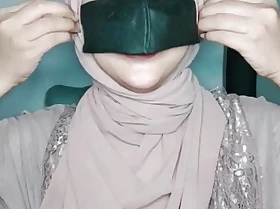 Hijab inclusive tries anal masturbation