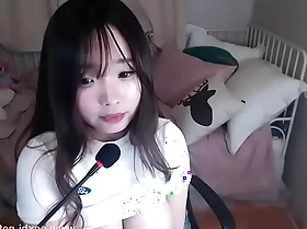 Korean girl wanks on cam