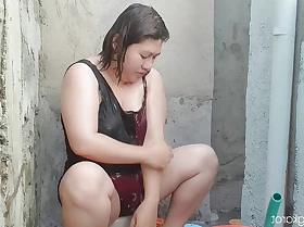 Filipina seductive a bath outside the house get fucked