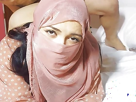 niqab Hookup - Hot Arab Girl Shows Her Horny Mendicant Good A bit of butt