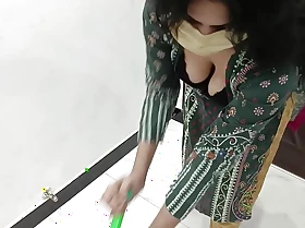 Pakistani Beautiful Maid Flashing Her Obese Boobs To Her Queen