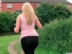 Pornxn big ass babe pissing in public at bottom the street