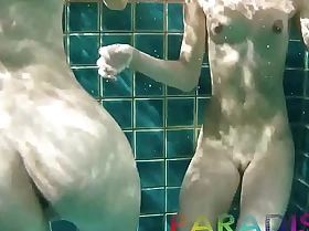 Fox twins sinking naked and let boyfriend fuck them underwater