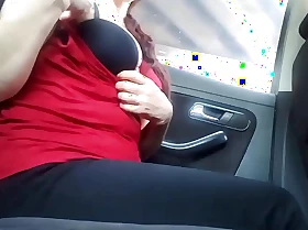 Provocative and hot, she wanted to warm up the uber driver to invite him to the B & B
