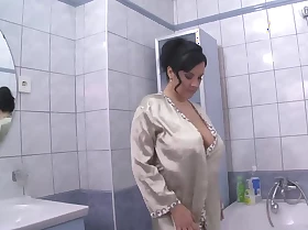 Frying milf massages her big jugs in a soapy bubble bath