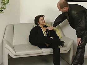 brunette milf bekommt orgasmus auf der casting couch