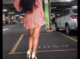 Hotwife gostosa se exibe no estacionamento do shopping para o corno caminhando de diminutive saia no estilo catwalk