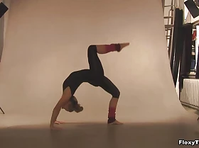 Mashka Pizdaletova has saggy tits but flexible XXX body