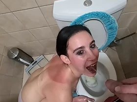 Unsubtle swallow piss and gets gold shower after she took a piss