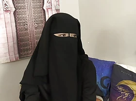 Niqab babe in arms needs to learn Czech