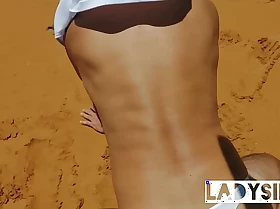 Ladysilva de calcinha branca na praia exibindo sua bunda sexy querendo um pauzudo para me comer