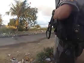 Polícia seduzindo com fuzil para traficantes