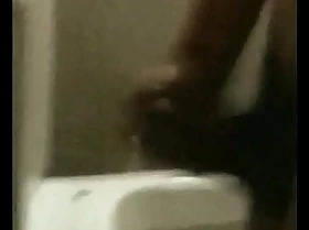 Joven gay se pajea en el baño