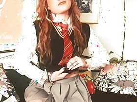 Hermione Granger explore her pussy