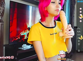 A YOUNG ASIAN Chick TRIES SUCKING A DILDO IN FRONT Be expeditious for THE AUDIENCE