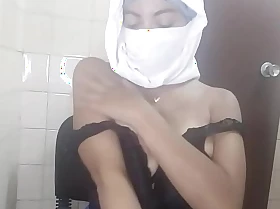 Outright Horny Bush-league Arab In Niqab Muslim Wife From Iran Masturbates Spraying Love tunnel Hard On Livecam