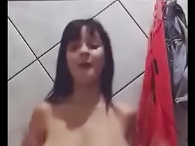 Novinha mostrando os peitos dançando tiktok